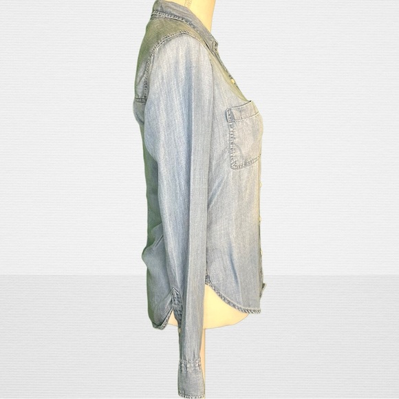 Abercrombie & Fitch Lyocell Medium Wash Denim Double Breast Pocket Button Down - Picture 3 of 6